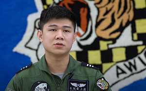 F-5E戰機發動機故障  飛官遭跳傘繩纏繞吃水不治