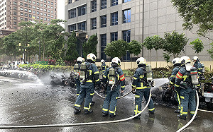 台北市信義商圈火警 32輛機車受損