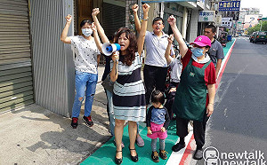 (影)嘉市店家抗議人行道毀生意  里長：市府欺負我菜鳥嗎？