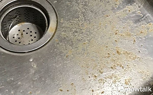 超噁！高蛋白飲喝到滿嘴「活蛆」 運動中心急封鎖販賣機