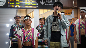 高鐵大廳傳來天籟聲  王宏恩率布農族學生快閃宣傳音樂節