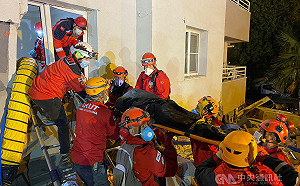 愛琴海強震30死逾900傷 伊茲米爾救出逾百人