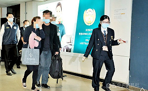 長榮大學遇害女學生父母抵台  機場採檢