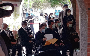 長榮女大生雙親今早離台 父緊抱骨灰 一旁母親淚流不止