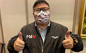 戴口罩力挺川普遭諷「臉很腫」 蔡易餘自嘲:本來很腫