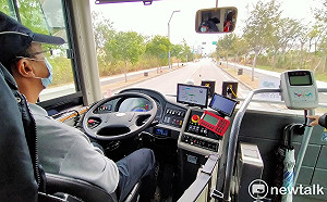 台中自駕巴遇機車闖紅燈自動緊急煞車  乘客驚呼:帥呆了