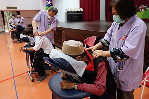 新北勞工局視障按摩巡迴列車開進萬里服務長輩加贈庇護禮