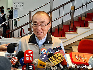 與藍委爆衝突秒脫西裝「幹架」馮世寬 : 我是運動員