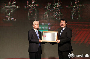 黃崑虎發揚本土文化不遺餘力,黃偉哲頒發台南文化獎