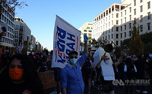 慢走不送 拜登支持者聚白宮外向川普道再見