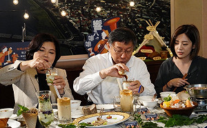 柯文哲合體張麗善推台灣咖啡節 綠議員：白藍咖啡好喝？