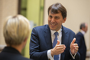 該不該向中國「磕頭」 英國財政部長引爆激辯