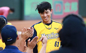 中職/最佳九人二壘手 兄弟吳東融順利獲獎