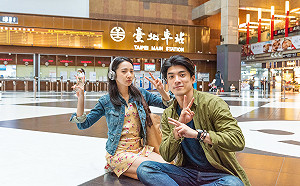 北車取景!林哲熹席地而坐 法國攝影師大讚:台灣人素質好