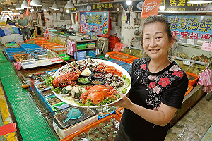 偽出國大啖海鮮 新北富基漁市推萬里蟹海鮮拼盤