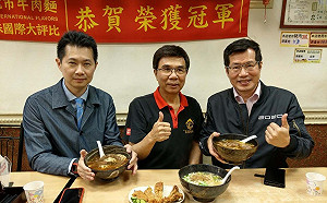 「牛肉麵風波」颱風尾掃到誰?  網:羅致政陪吃一碗  臉書被出征最倒楣