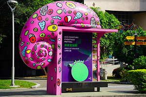 聖誕老人陪等公車!「屏東聖誕節」打造極光立體公車亭