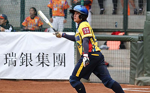 壘球/林鳳珍2分砲開啟大局 新世紀黃蜂連霸聽牌