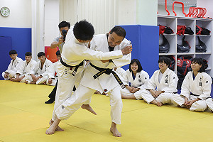 侯友宜重溫警大青春 對決柔道冠軍大秀拿手絕活「大外割」