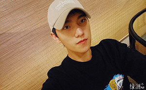 網紅對楊洋上下其手？動手解扣直呼害羞 網轟：藝術被糟蹋