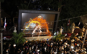 泰國國會否決民間版修憲案 示威者怒向警總大門潑漆嗆聲再戰