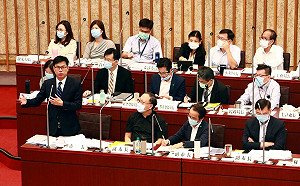 要求對中天關台表態 高雄藍議員質詢陳其邁砲聲隆隆