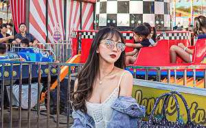 蕎蕎出奇招！遊樂園當背景拍出「網美景點」