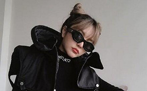 周揚青「沒脖子」求安慰 親媽狠回：穿得像小丑似的