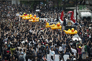 泰國學運出動「黃色小鴨」對抗鎮暴警察 掀網路熱議