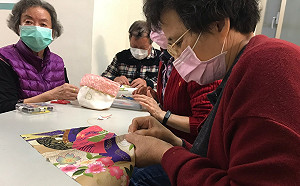 秋冬防疫  汐止茄苳里長教作布口罩套守護里鄰健康