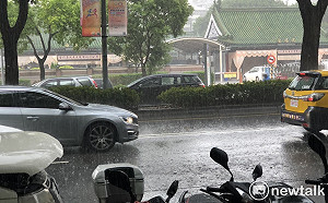 鋒面、東北風接力報到！彭啟明：東北部越晚雨勢越強
