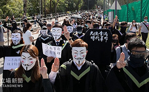 怒！逾百中大畢業生校內喊「光復香港」 校方報警交國安處調查