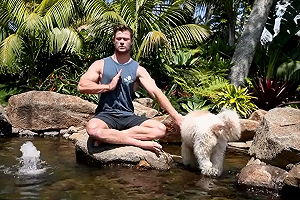 (影)「雷神」克里斯漢斯沃打坐冥想　突遭「大毛汪」亂入干擾