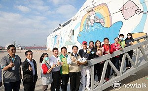 安平衝澎湖麗娜輪2小時跳島  黃偉哲贈椪柑慶台澎旅遊新頁