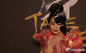 金馬紅毯！白靈親縫戰袍 高岔露美腿秀「愛與和平」