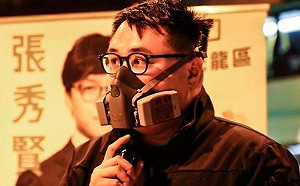 (影)香港泛民區議員王百羽、李軒朗清晨被捕