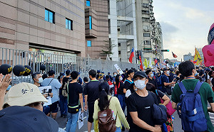 (影)高喊蘇貞昌下台！參與秋鬥民眾朝民進黨部砸雞蛋