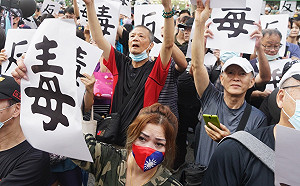 現場直擊》秋鬥遊行 各路藍營人馬齊聚高喊蔡英文下台