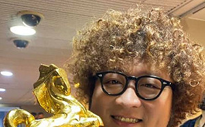 納豆稱女友繡字紅內褲有魔法！網笑：「金馬2字看起來像金鳥」