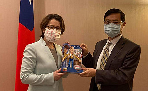 「胡迪次長」陳正祺訪美任務結束 蕭美琴送創意小禮物