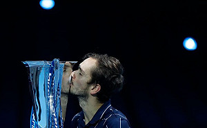 網球／連克世界前三好手　Medvedev首獲ATP年終賽冠軍