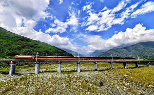 「最美火車」鳴日號明年1月上路！「夕景」塗裝搶先曝光