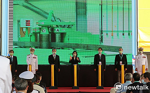 (影) 國造潛艦今開工 第一塊鋼板彎製成型