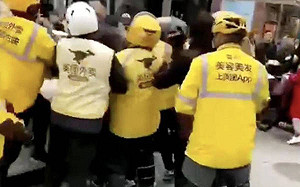 賠得起卻被打到爬不起!賓士男撞外送員嗆｢命值多少｣遭外賣大軍打趴