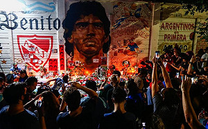 更名馬拉度納盃　各球場點燈致敬