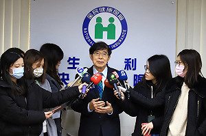 衛福部再爆誹聞!健保署長李伯璋十指緊扣嫩妹被拍到:她認我做乾爹