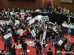 史上國會最血腥的一天 國民黨將豬內臟丟向蘇貞昌