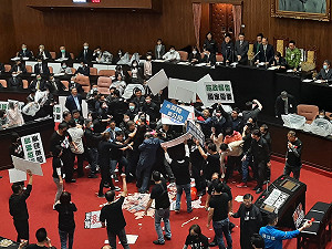 遭藍委鎖喉！避談「1打35」 陳柏惟出面還原衝突過程