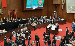 吵鬧中質詢!  邱臣遠嗆:從小看立院打架到現在  到底「衝啥毀」