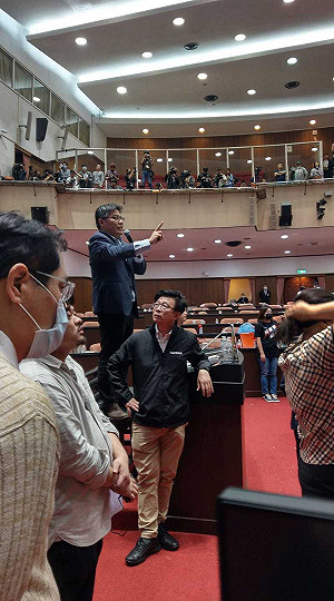 (影)邱顯智站椅子上質詢  嗆國民黨「我來示範怎麼當忠實在野黨」